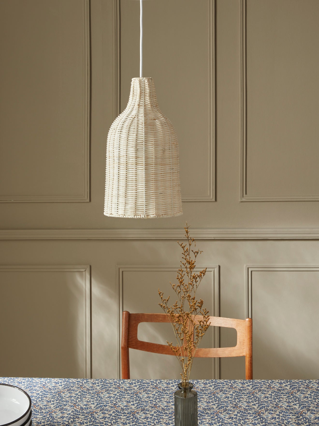 Suspension bouteille en rotin clair