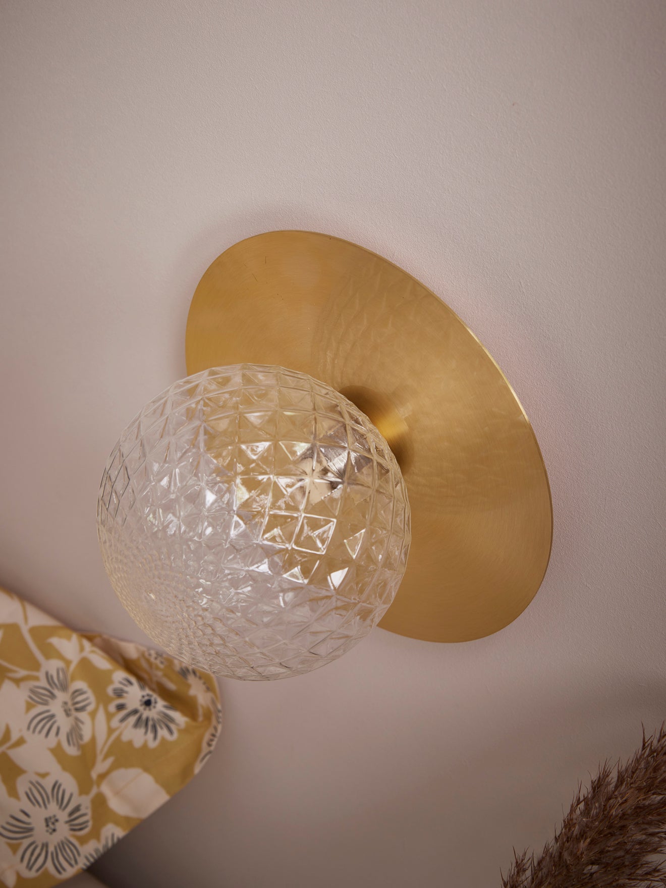 Wandlamp met bolvorm en metaal