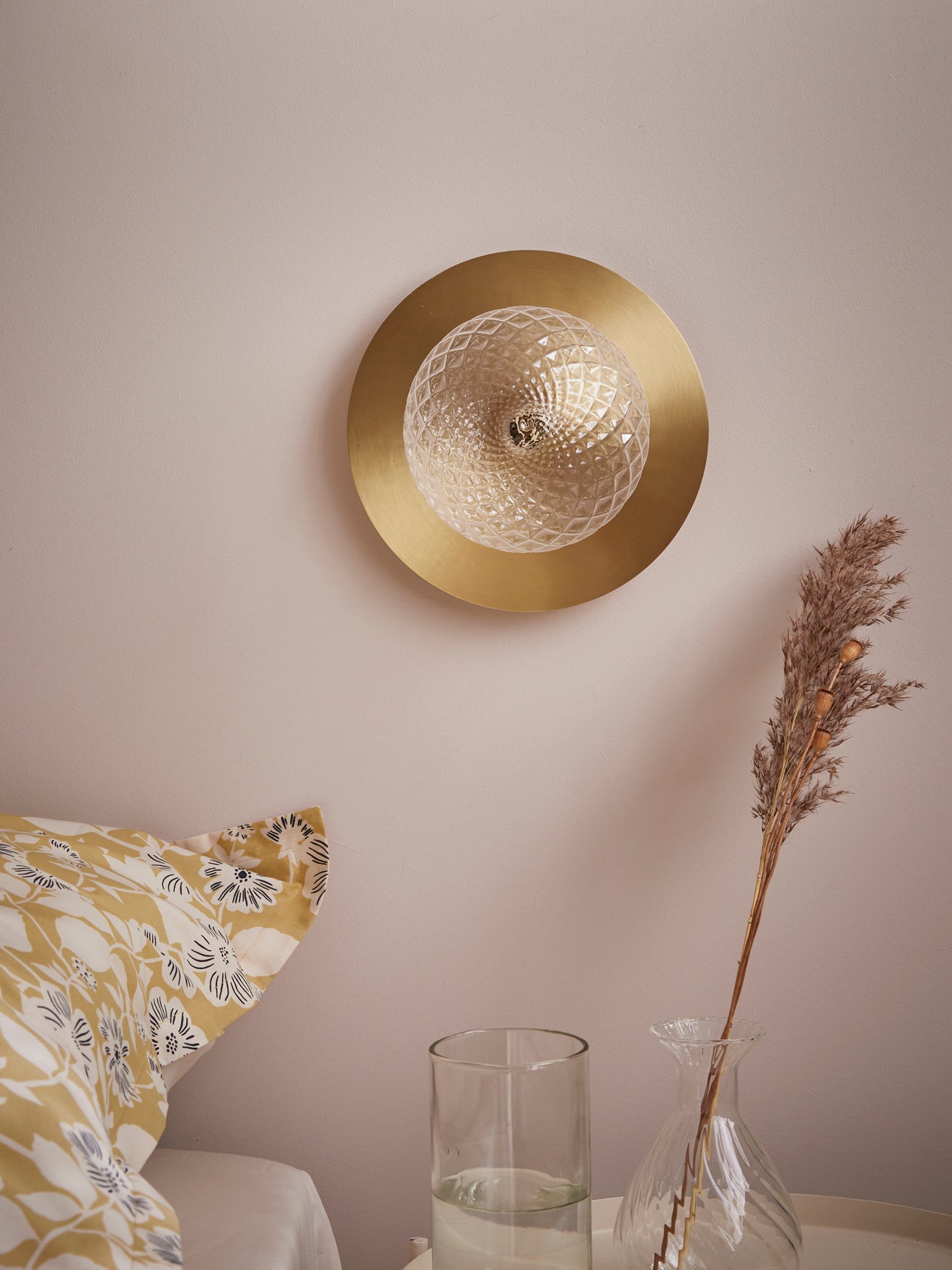 Wandlamp met bolvorm en metaal