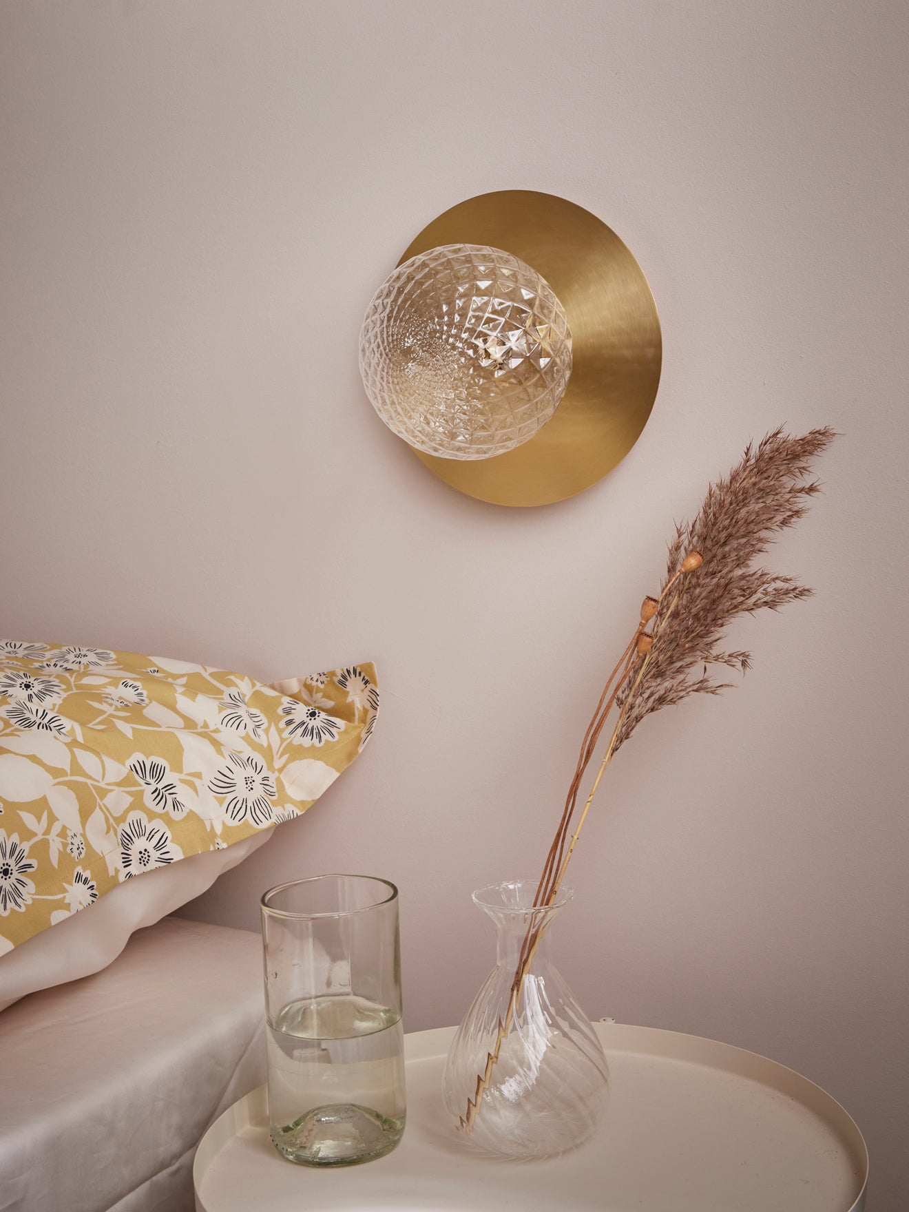 Wandlamp met bolvorm en metaal